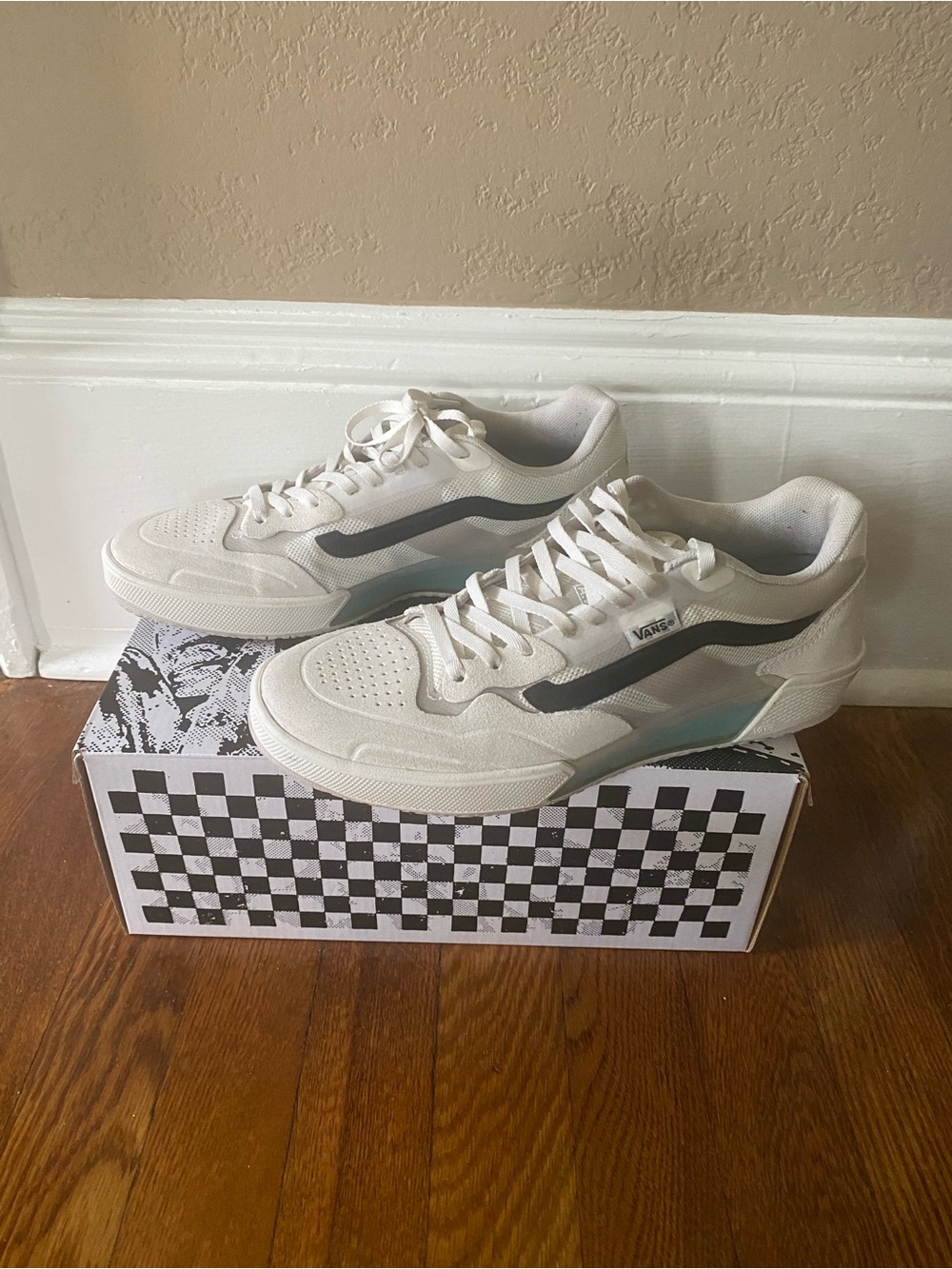 Vans Skate Ave 2.0 White/Black Low-Top Casual Sneakers Men’s 7 Women’s 8.5
